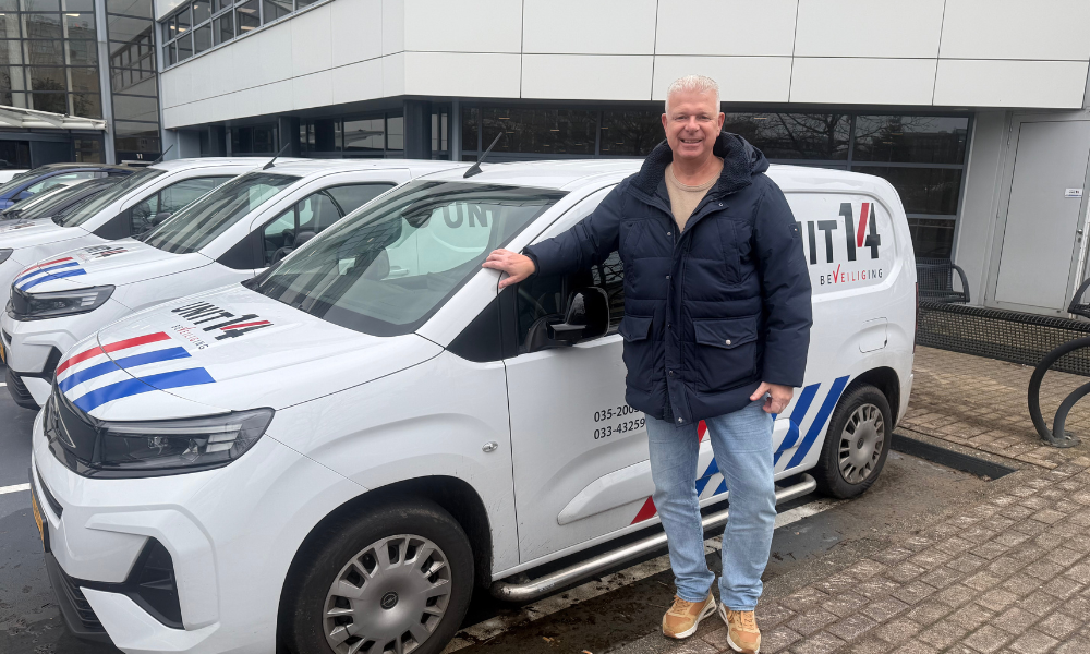peter westerhof unit14 bij zijn bedrijfsbus