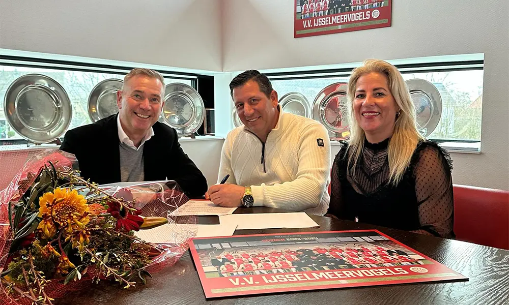 ijsselmeervogels_koelewijn_metselwerken_naast_bronssponsor_nu_ook_autoreclamesponsor_van_ijsselmeervogels_01