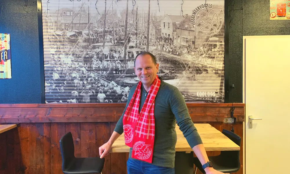 ijsselmeervogels_kooloos_zon_huis_naast_bronssponsor_nu_ook_autoreclamesponsor_van_ijsselmeervogels_01